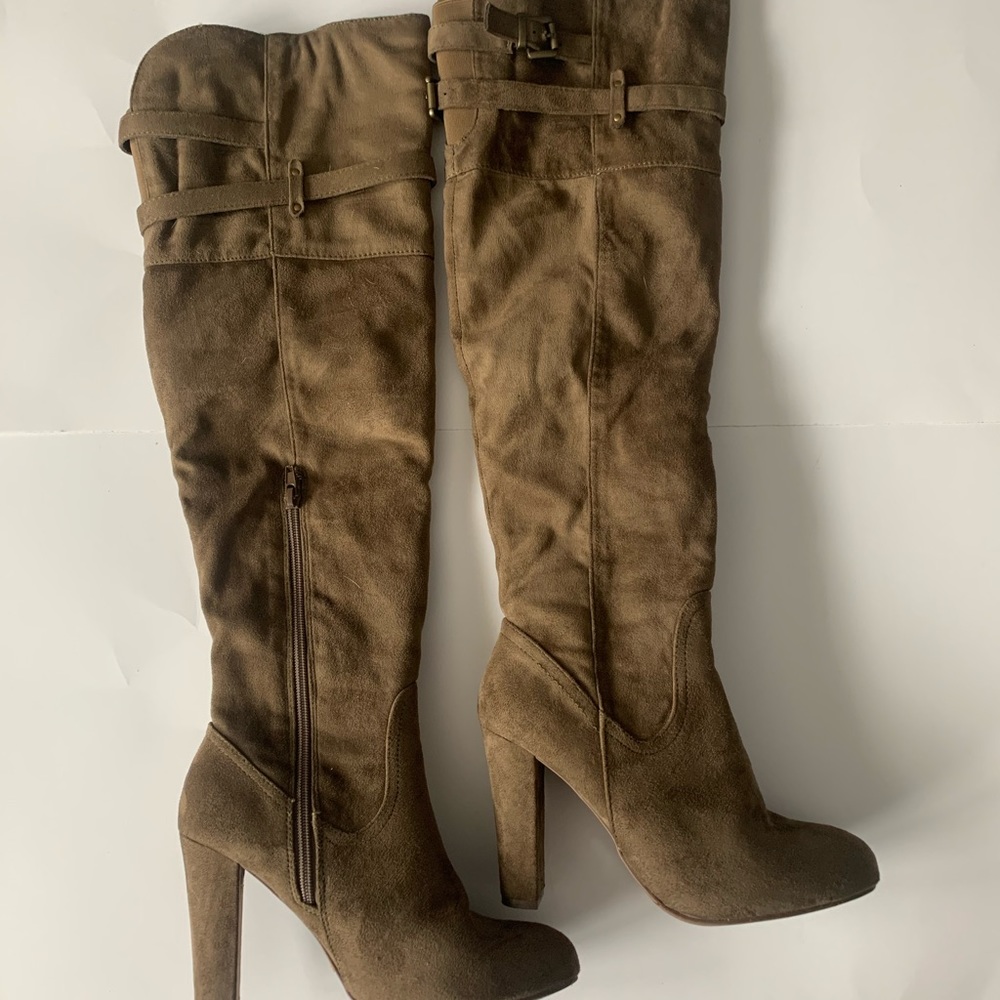 Boot like new size 8